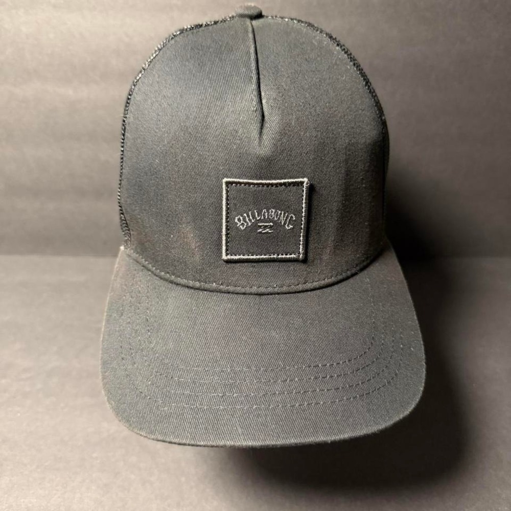 Black‎ Billabong mesh trucker cap.